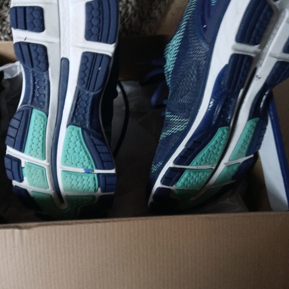 ASICS - Picture 4 of 8